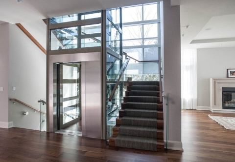 20+ Mẫu cầu thang máy gia đình đẹp, hiện đại cho mọi không gian